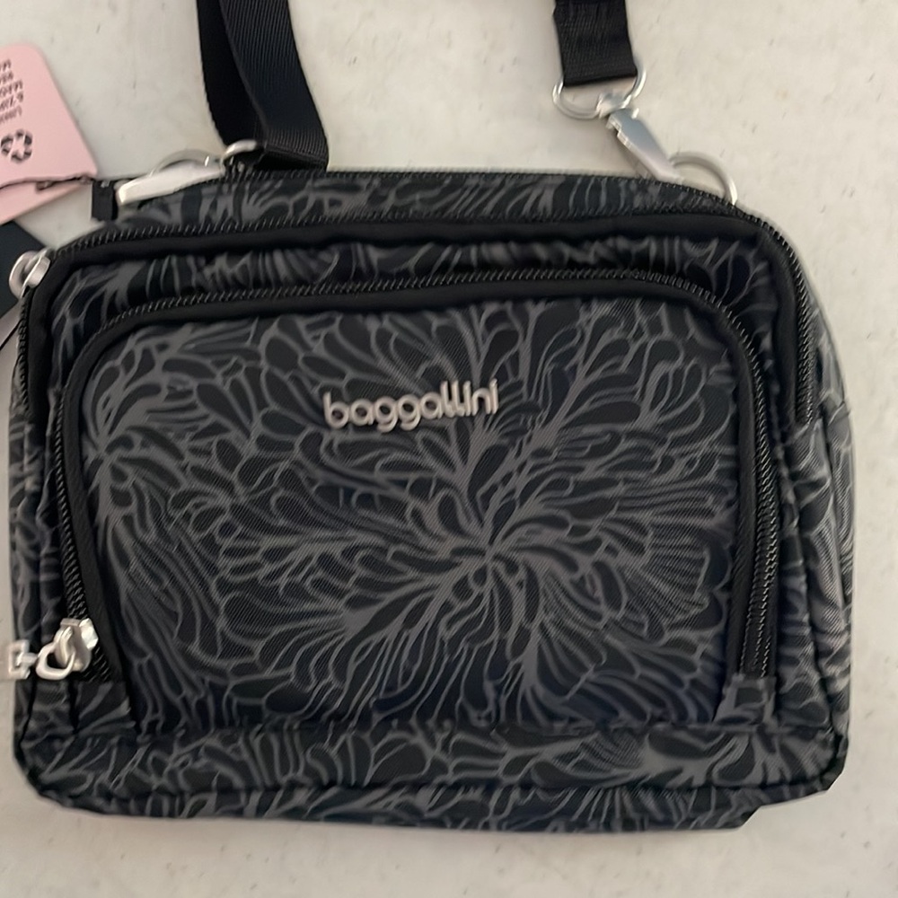 baggallini triple zip with front wallet - Picture 2 of 4